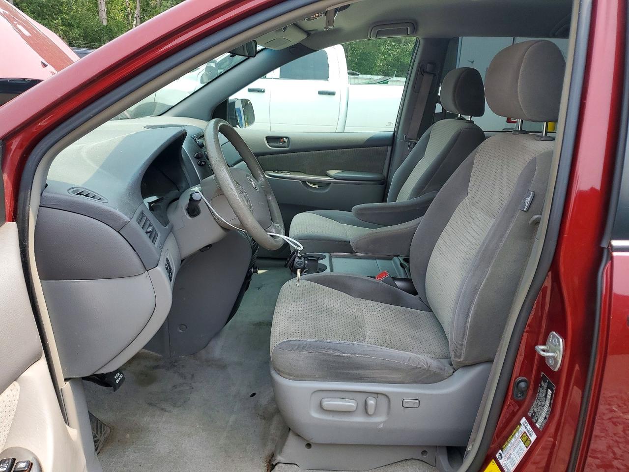 2008 Toyota Sienna Le 7-passenger Red vin: 5TDZK23C28S189875