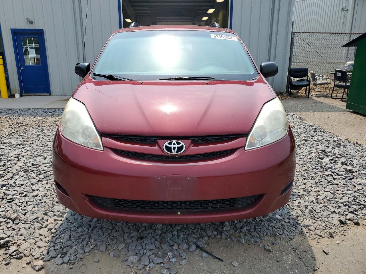 2008 Toyota Sienna Le 7-passenger Red vin: 5TDZK23C28S189875
