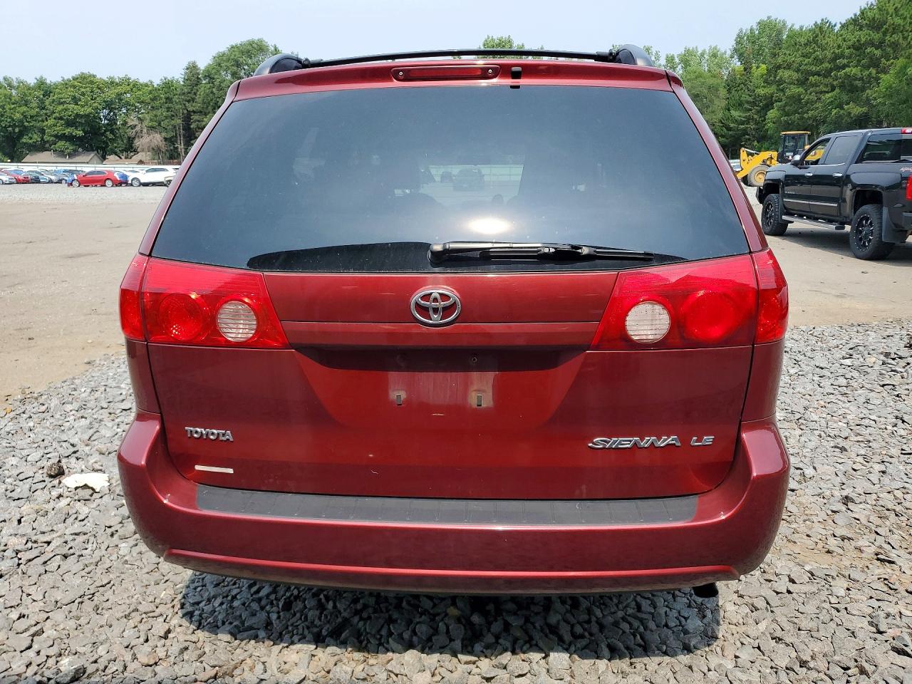 2008 Toyota Sienna Le 7-passenger Red vin: 5TDZK23C28S189875