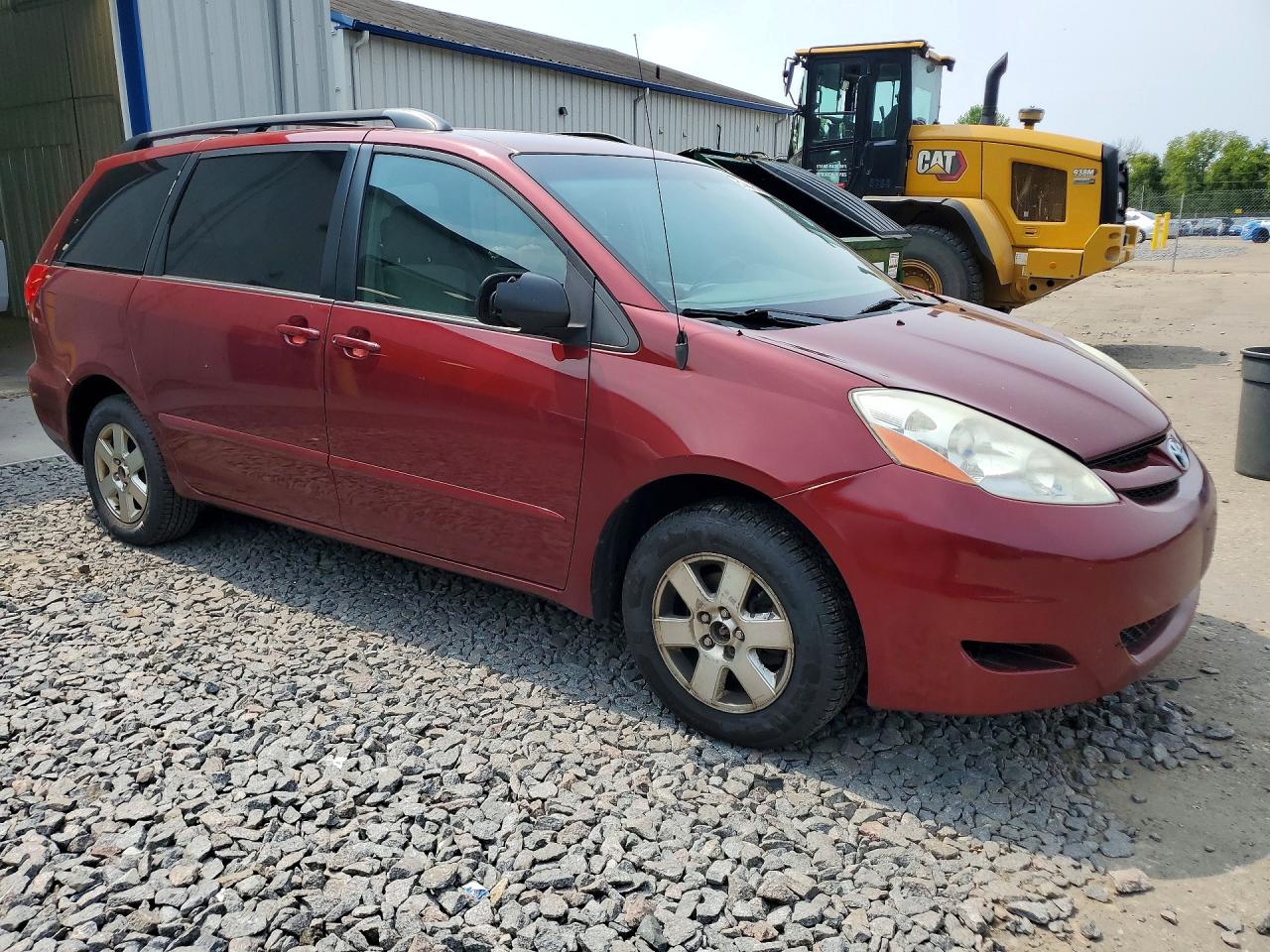2008 Toyota Sienna Le 7-passenger Red vin: 5TDZK23C28S189875