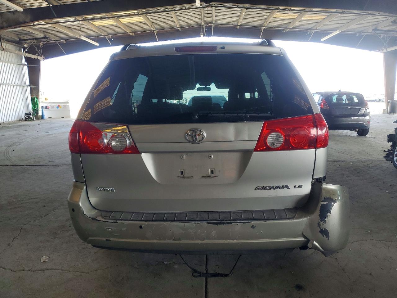 2008 Toyota Sienna Le 8-passenger Серебряный vin: 5TDZK23C28S207047