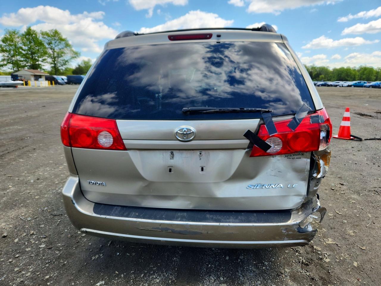 2008 Toyota Sienna Le 8-passenger Gold vin: 5TDZK23C28S216153
