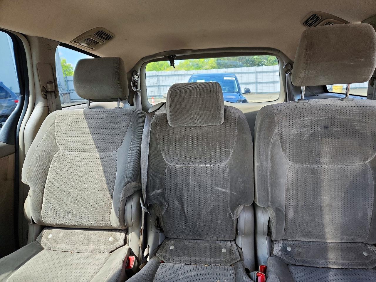 2008 Toyota Sienna Le 8-passenger Gold vin: 5TDZK23C28S216153