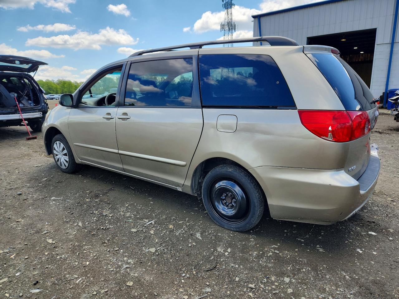 2008 Toyota Sienna Le 8-passenger Gold vin: 5TDZK23C28S216153