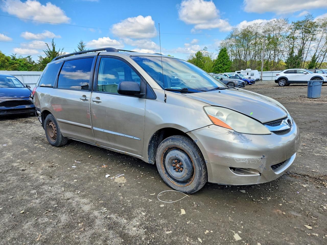 2008 Toyota Sienna Le 8-passenger Gold vin: 5TDZK23C28S216153