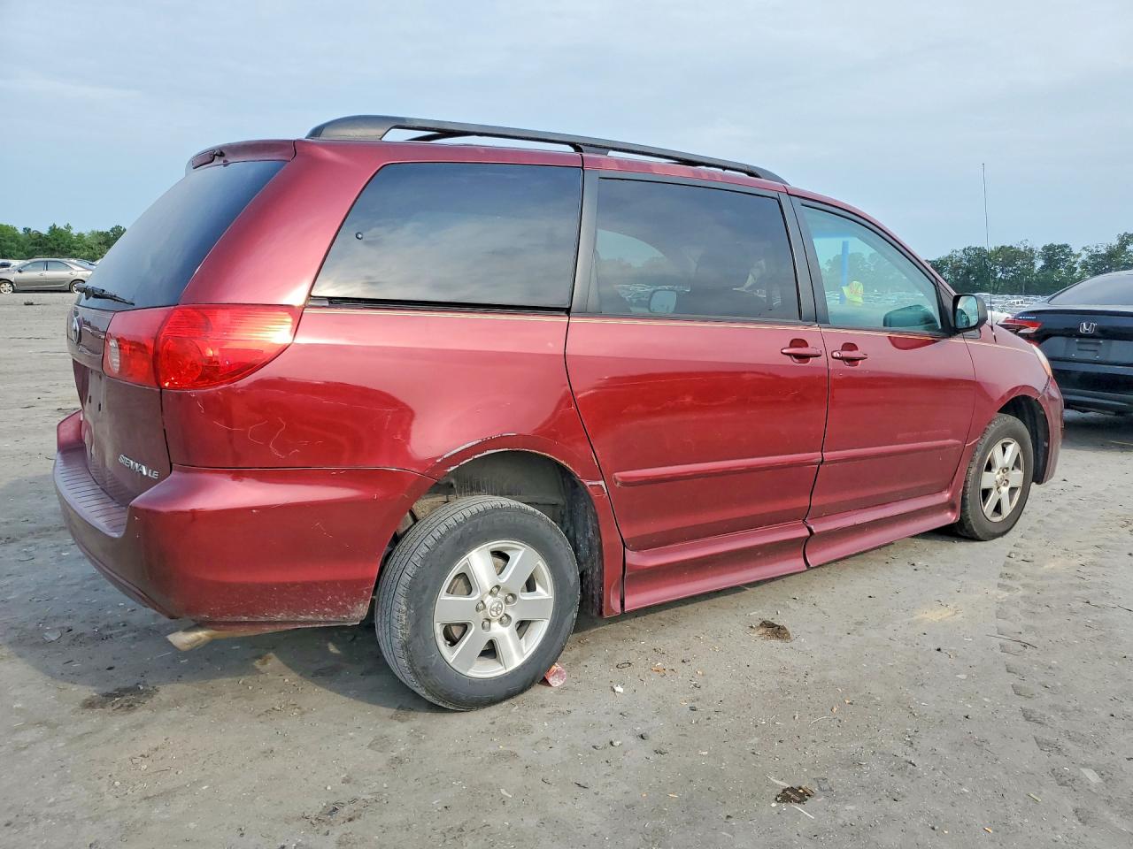 2007 Toyota Sienna Le 8-passenger Red vin: 5TDZK23C37S025517