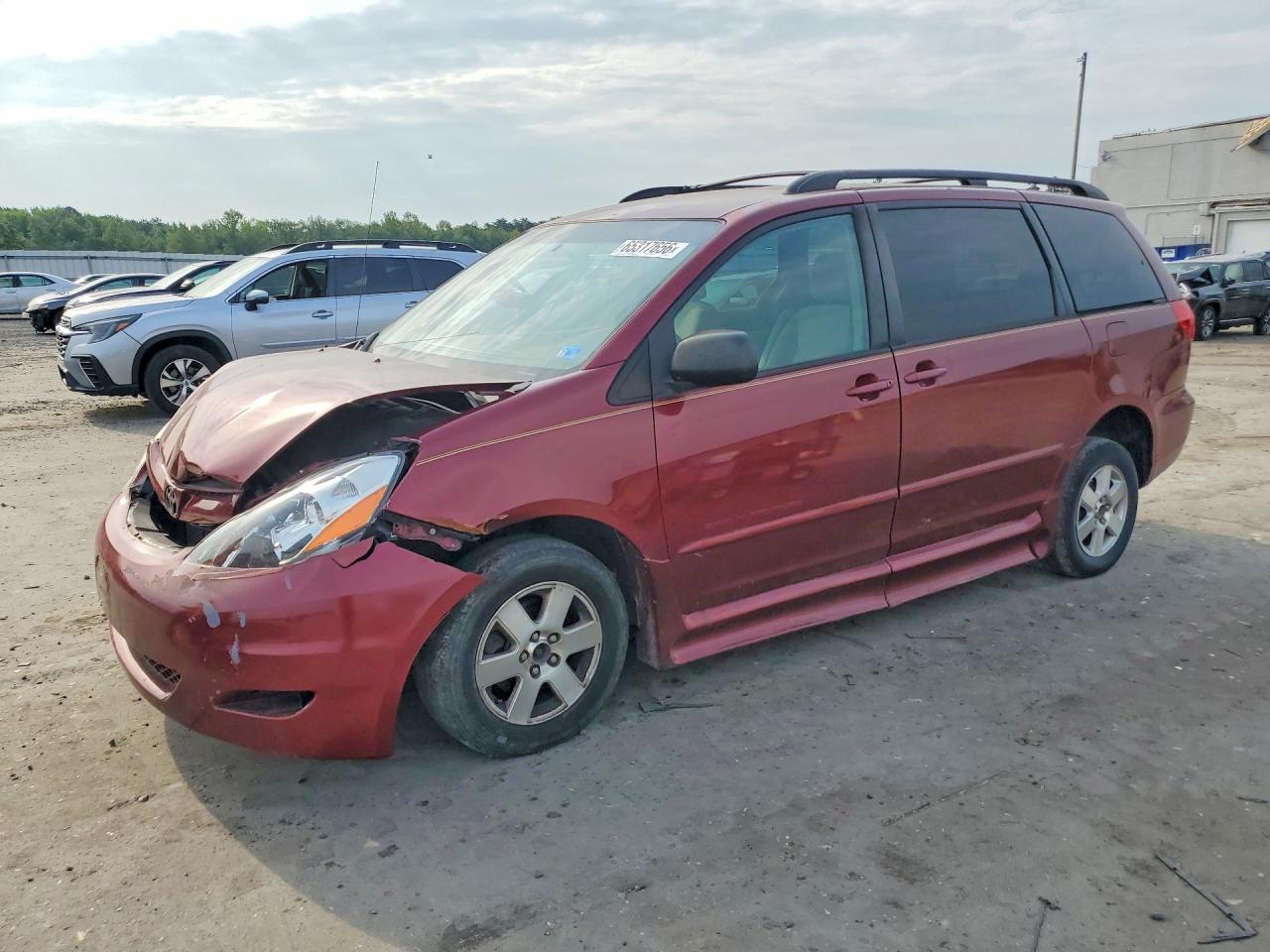 2007 Toyota Sienna Le 8-passenger Red vin: 5TDZK23C37S025517