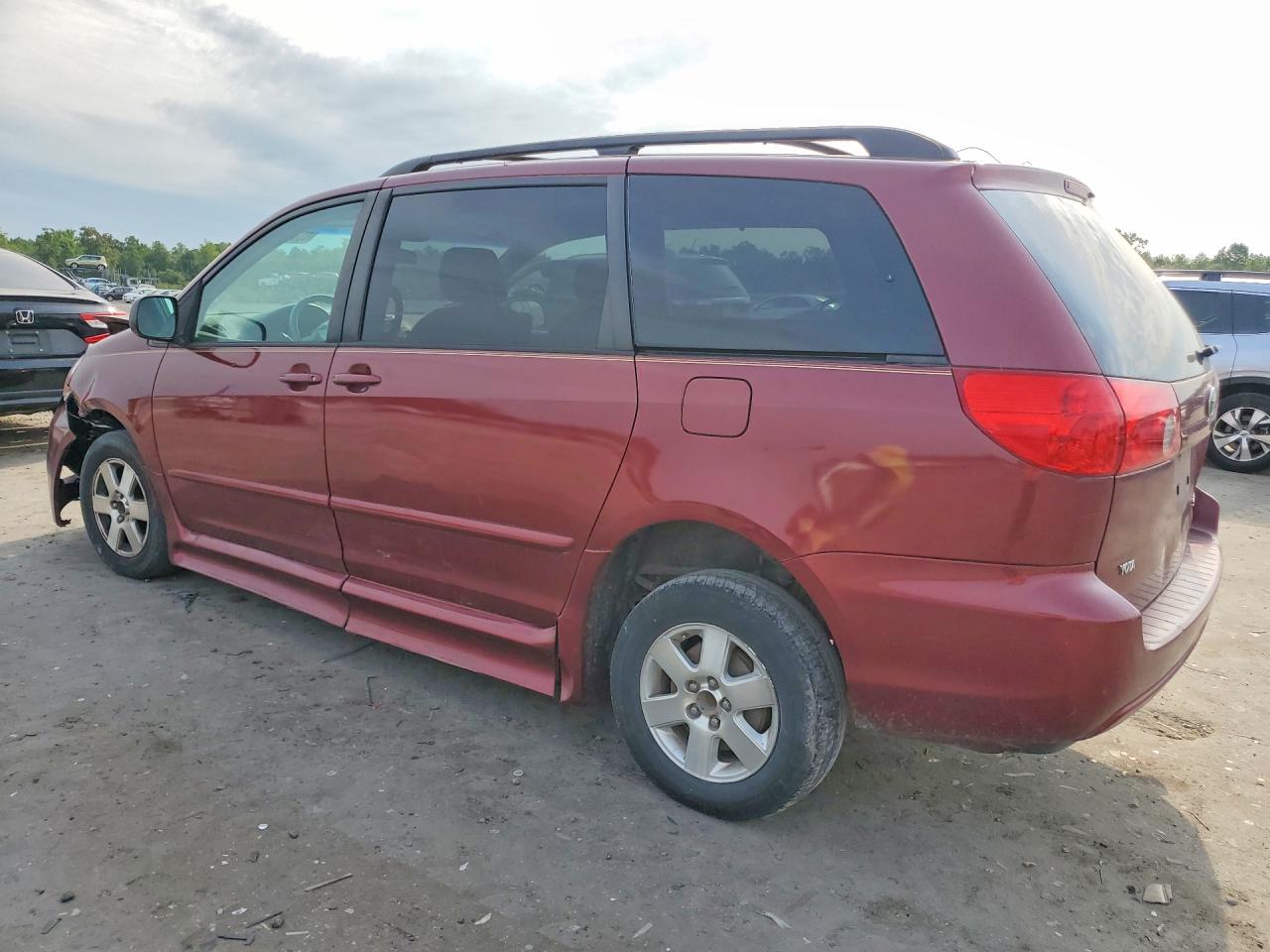 2007 Toyota Sienna Le 8-passenger Red vin: 5TDZK23C37S025517
