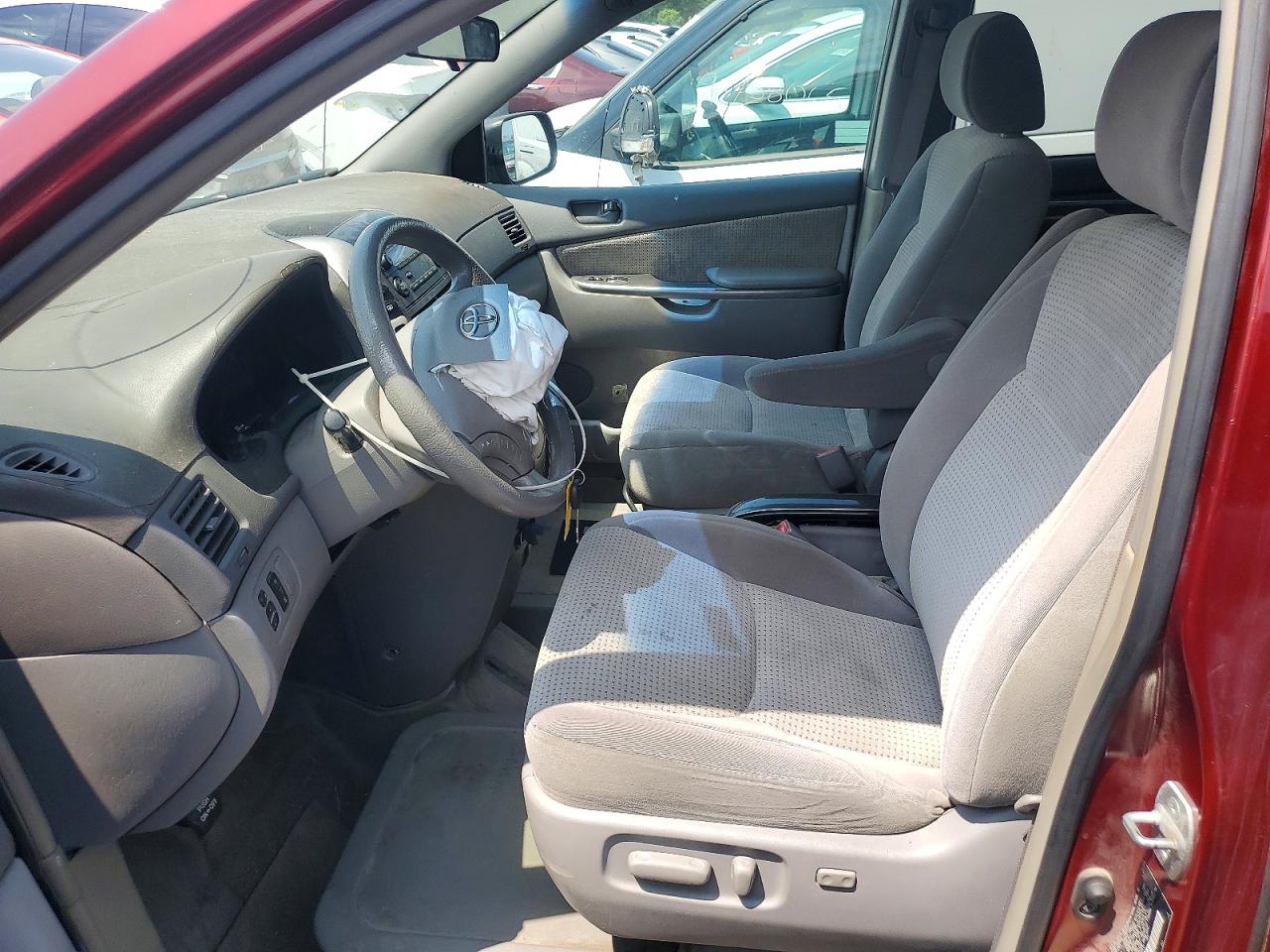 2007 Toyota Sienna Le 8-passenger Red vin: 5TDZK23C37S025517