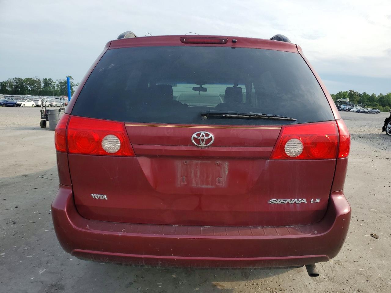 2007 Toyota Sienna Le 8-passenger Red vin: 5TDZK23C37S025517