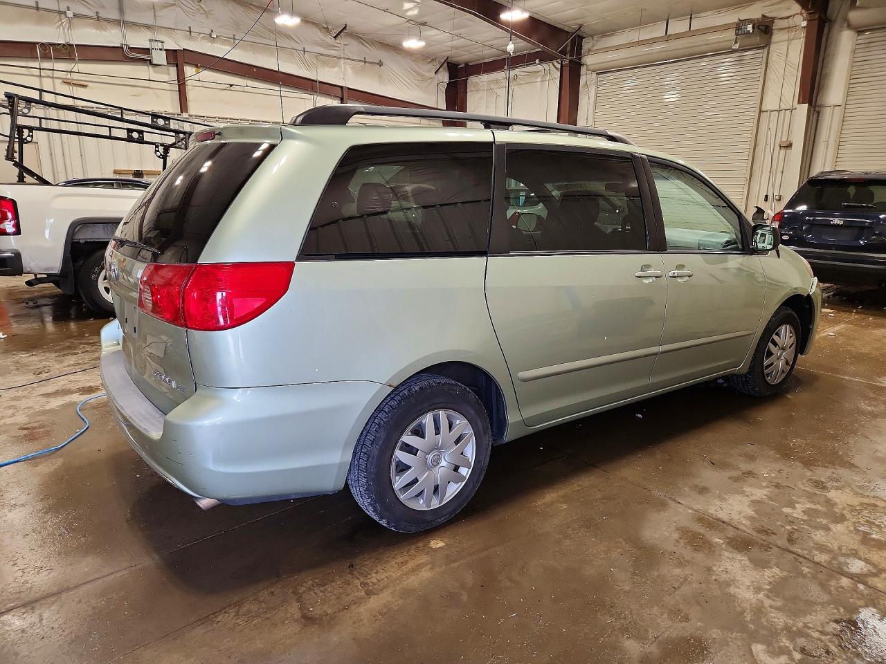 2007 Toyota Sienna Le 7-passenger Green vin: 5TDZK23C37S053589