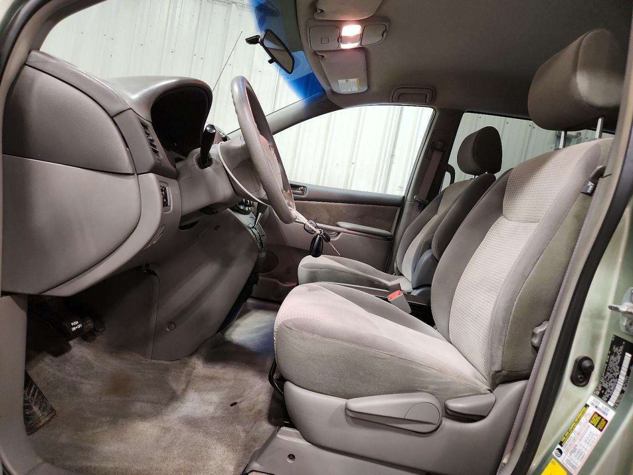 2007 Toyota Sienna Le 7-passenger Green vin: 5TDZK23C37S053589