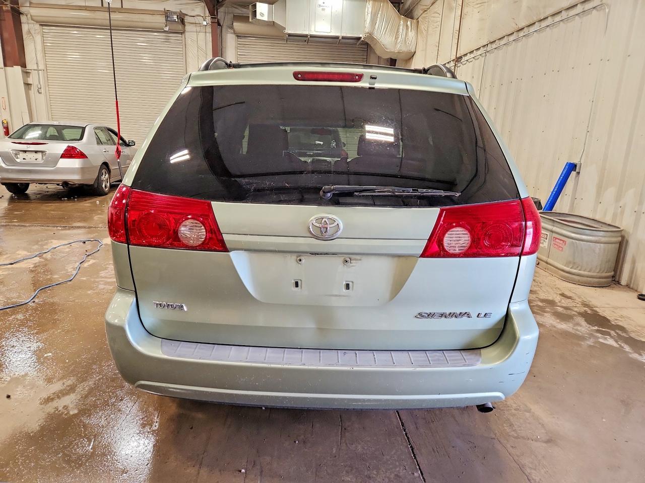 2007 Toyota Sienna Le 7-passenger Green vin: 5TDZK23C37S053589