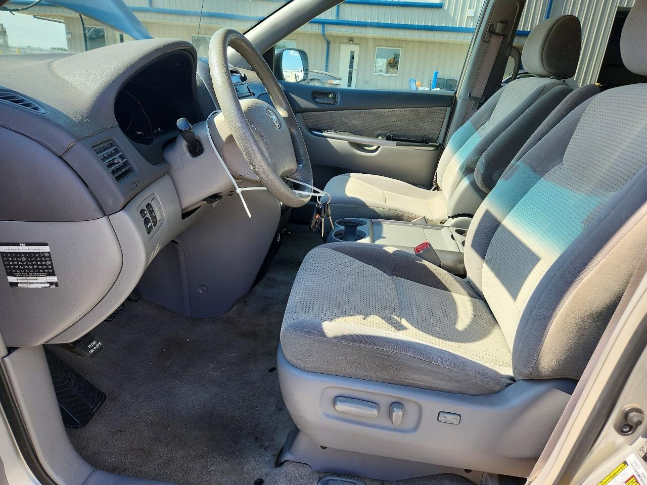 2008 Toyota Sienna Le 8-passenger Silver vin: 5TDZK23C38S164337