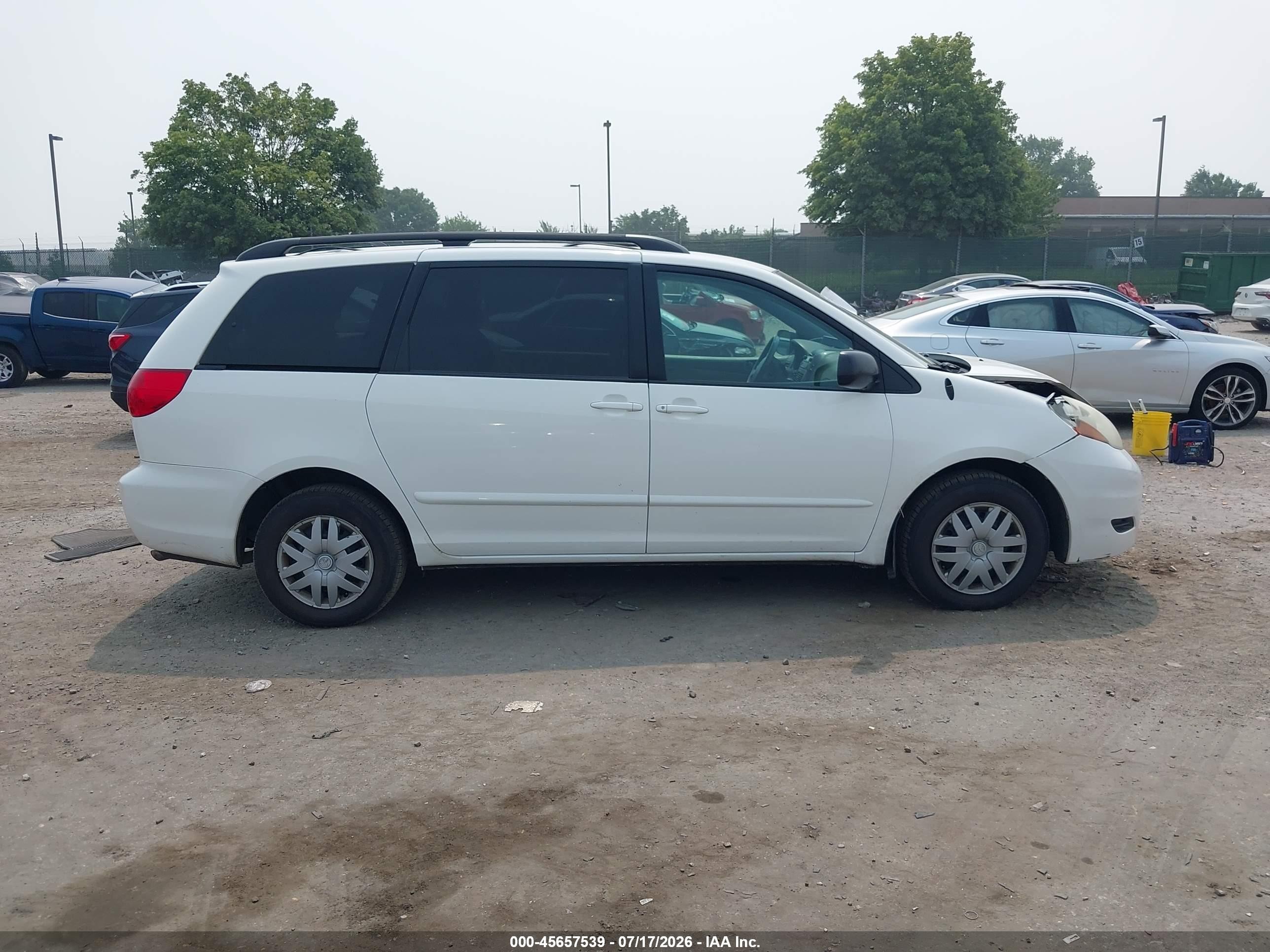 2008 Toyota Sienna Le White vin: 5TDZK23C38S167156