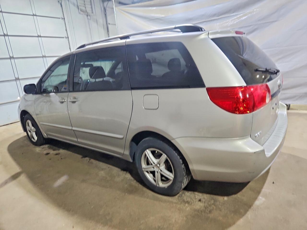 2008 Toyota Sienna Ce 7-passenger Silver vin: 5TDZK23C38S176052