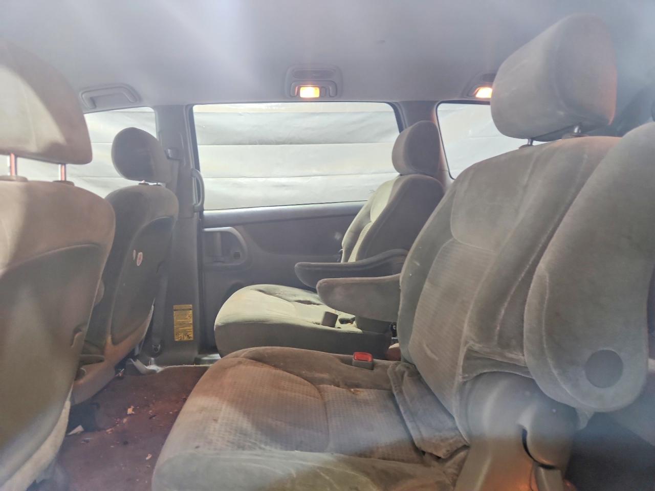 2008 Toyota Sienna Ce 7-passenger Silver vin: 5TDZK23C38S176052