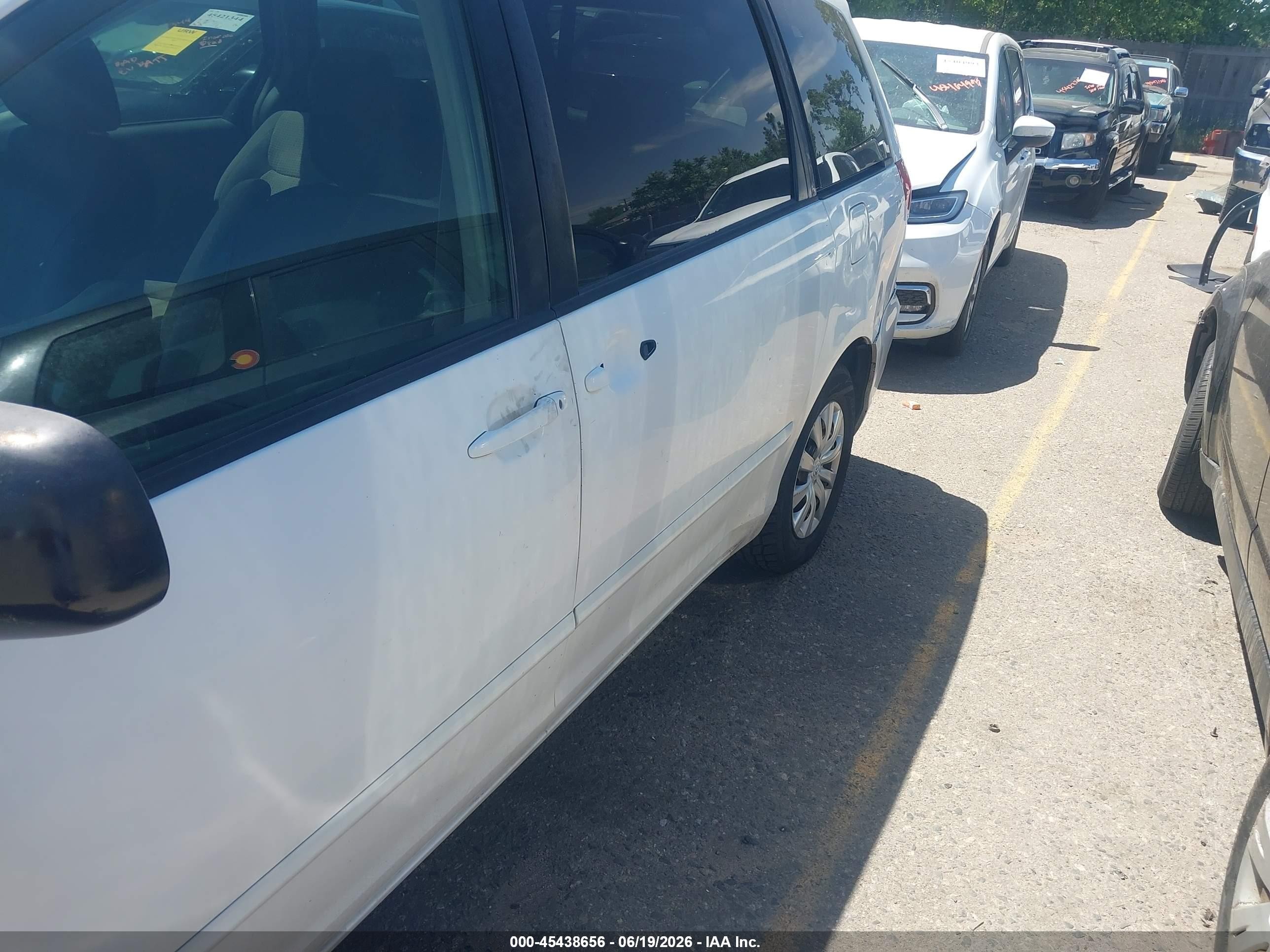 2008 Toyota Sienna Le White vin: 5TDZK23C38S208529