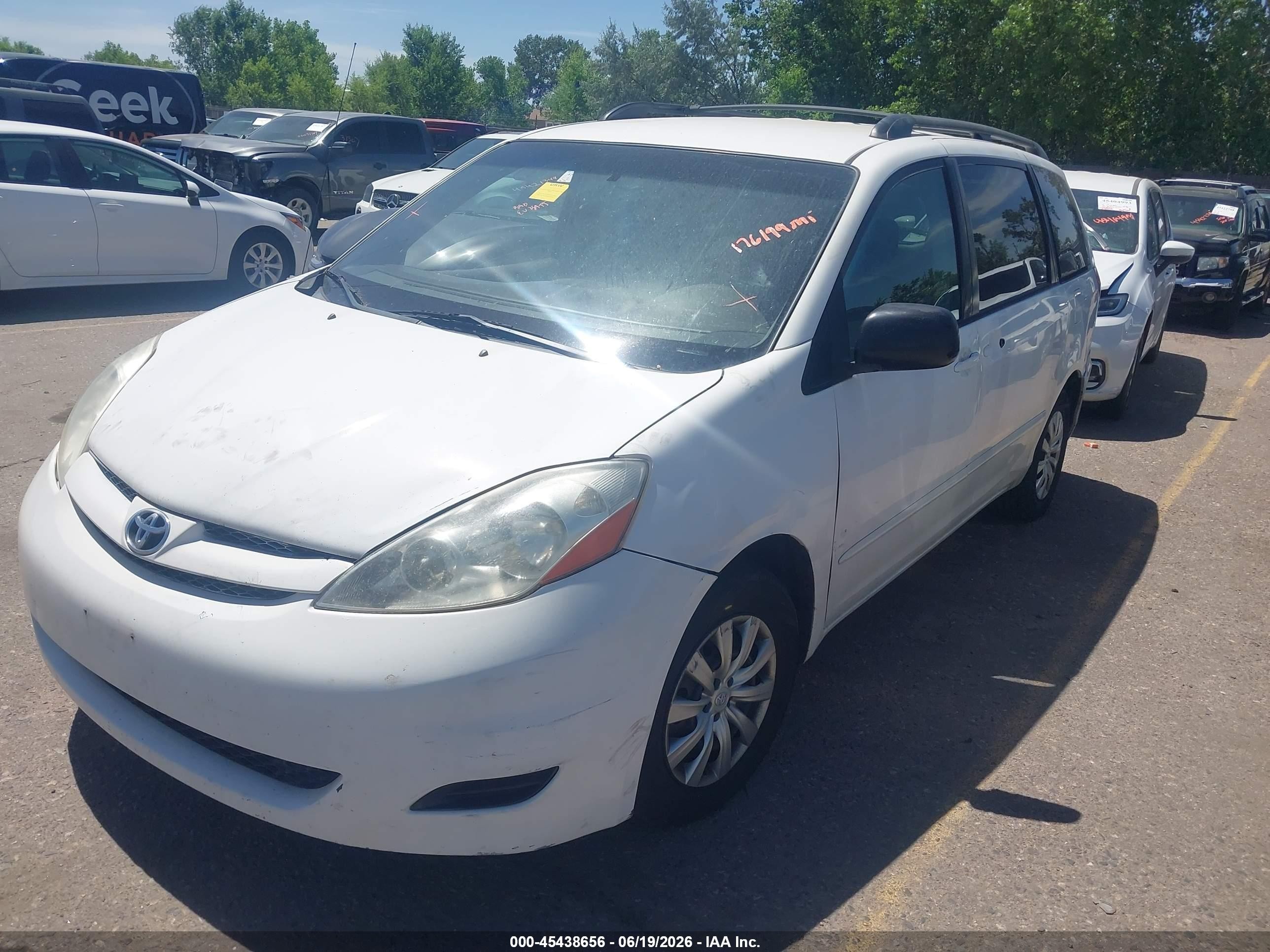 2008 Toyota Sienna Le White vin: 5TDZK23C38S208529