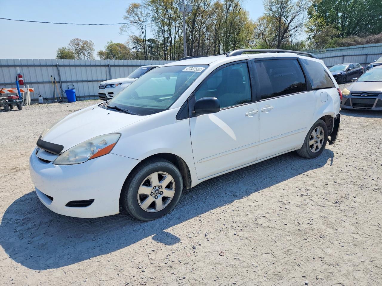 2009 Toyota Sienna Le 7-passenger White vin: 5TDZK23C39S272670