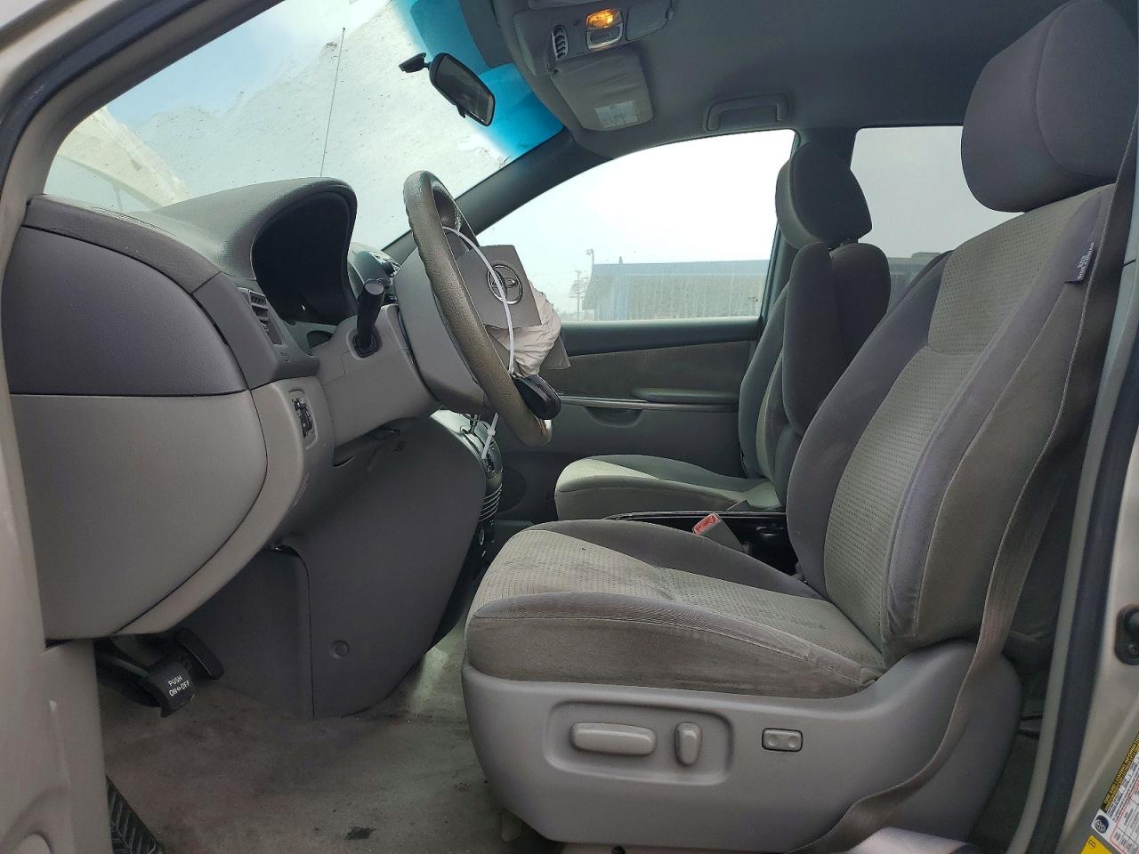 2009 Toyota Sienna Le 8-passenger Silver vin: 5TDZK23C39S276086