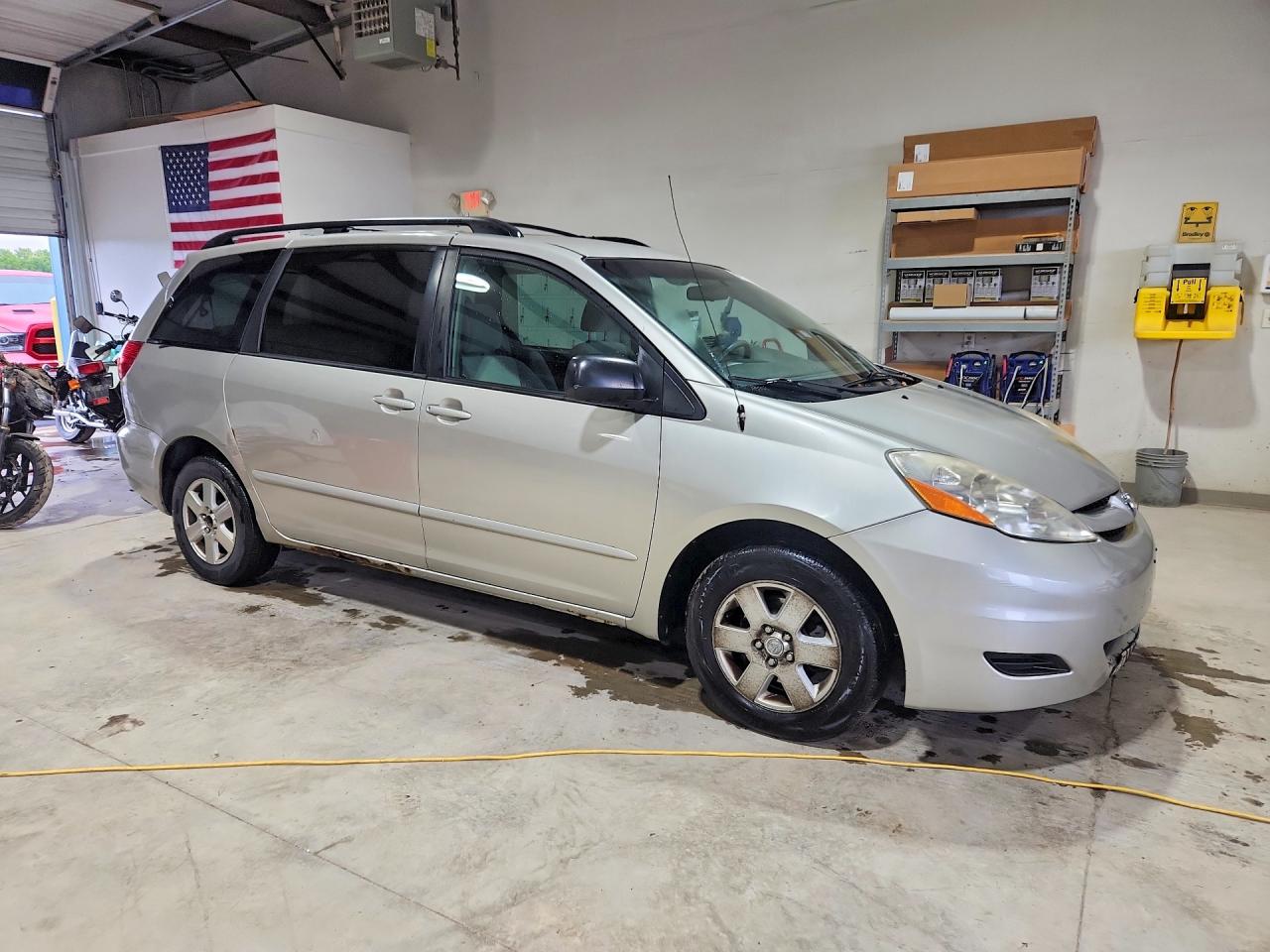 2009 Toyota Sienna Le 7-passenger Silver vin: 5TDZK23C39S278050