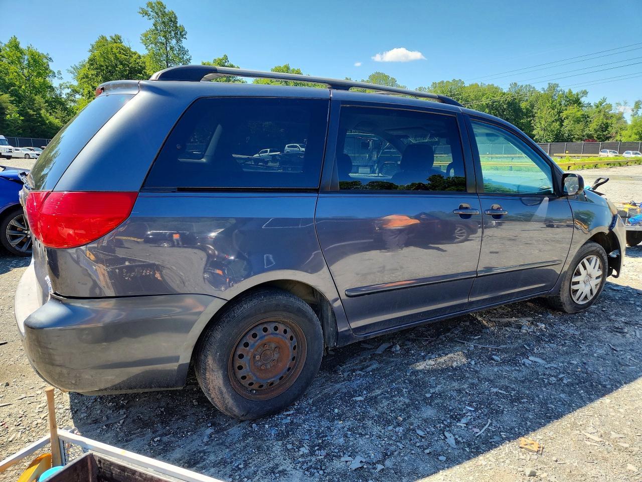 2007 Toyota Sienna Le 8-passenger Gray vin: 5TDZK23C47S034369