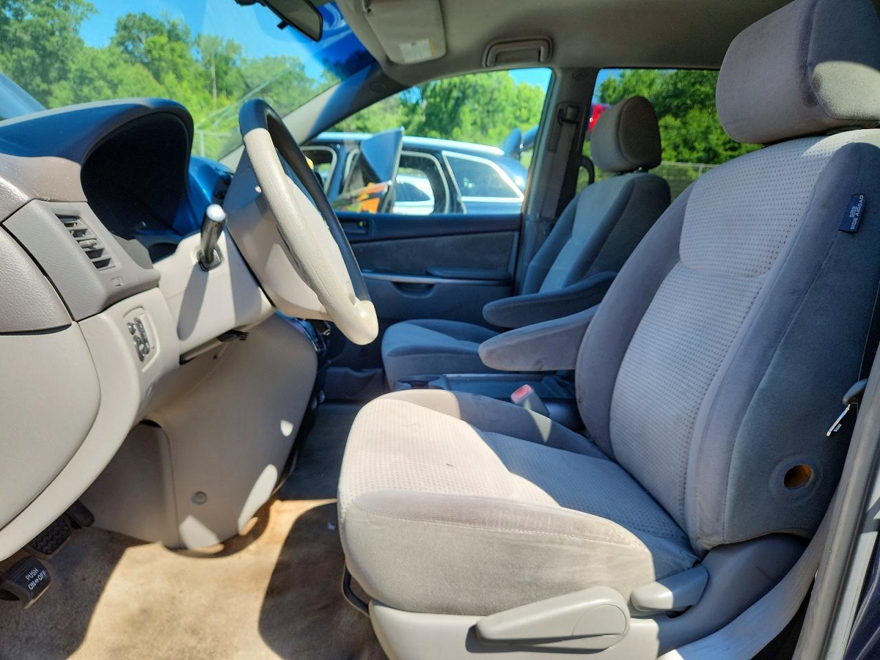 2007 Toyota Sienna Le 8-passenger Gray vin: 5TDZK23C47S034369