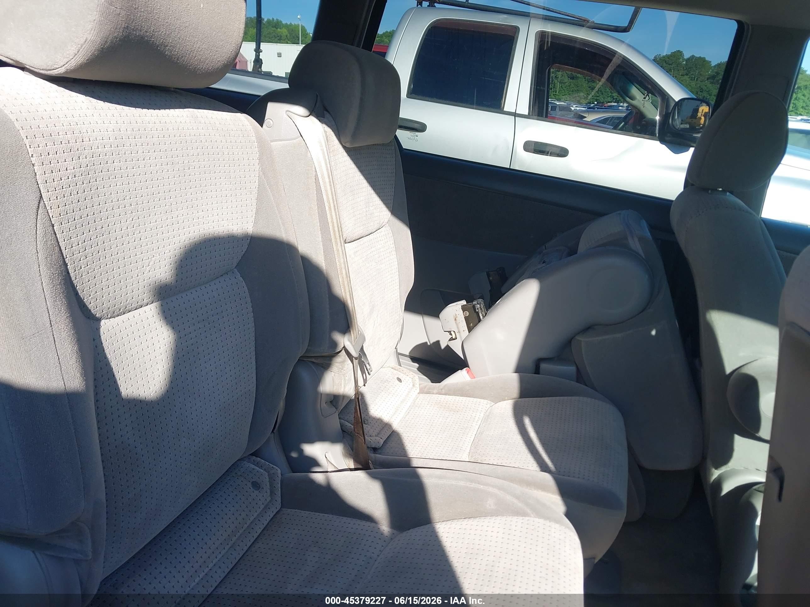 2007 Toyota Sienna Le Silver vin: 5TDZK23C47S037191