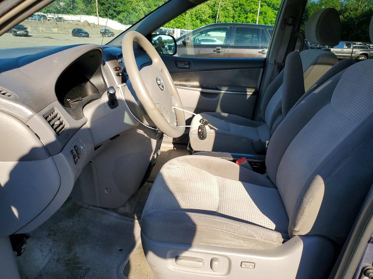 2008 Toyota Sienna Le 7-passenger Серый vin: 5TDZK23C48S115485