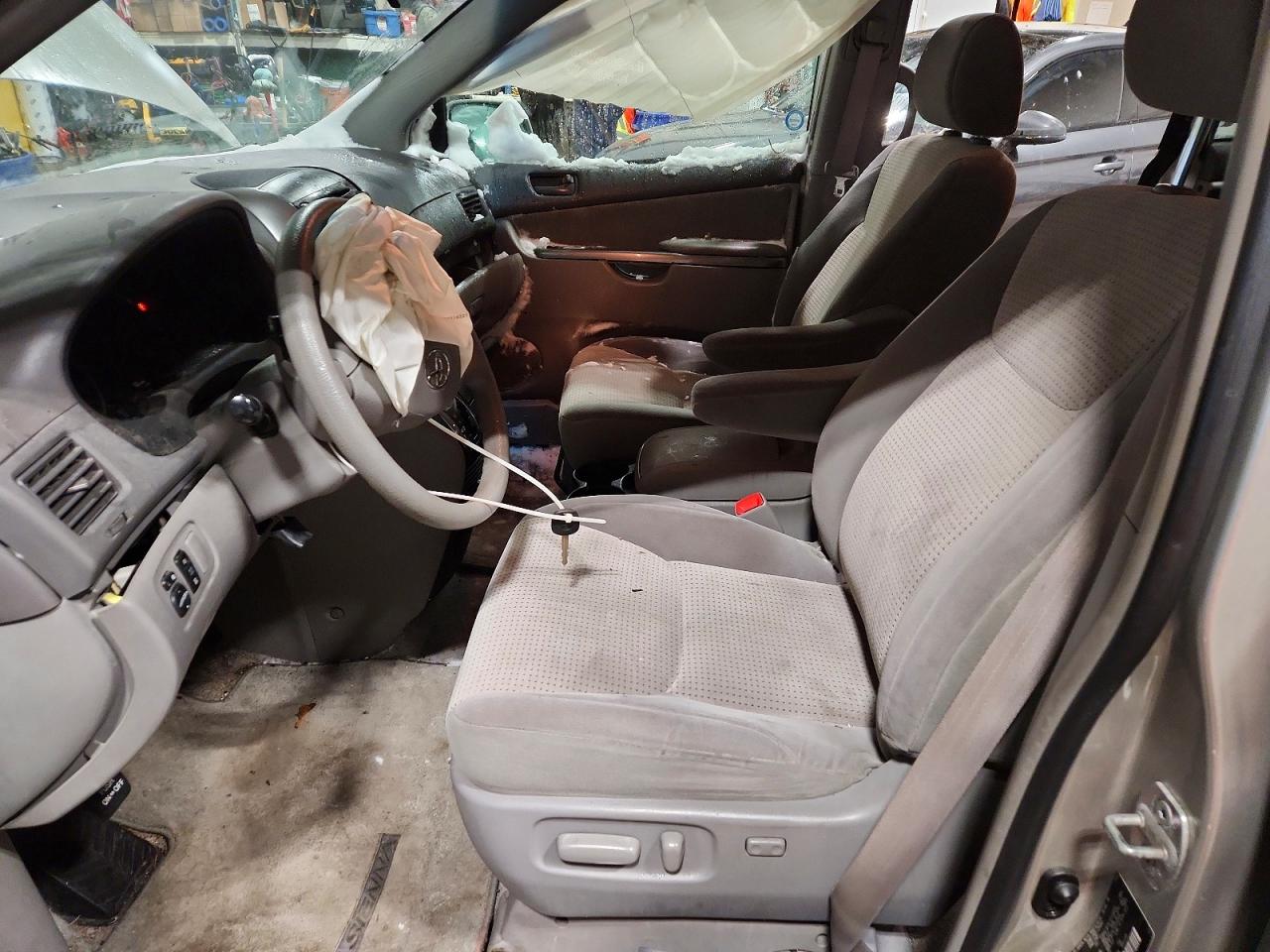 2008 Toyota Sienna Ce 7-passenger Silver vin: 5TDZK23C48S136739