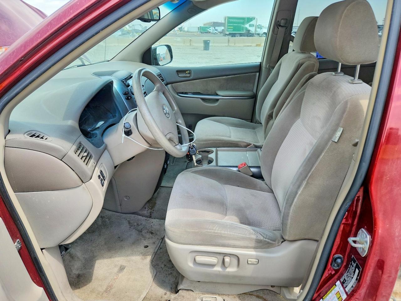 2008 Toyota Sienna Le 7-passenger Red vin: 5TDZK23C48S160359