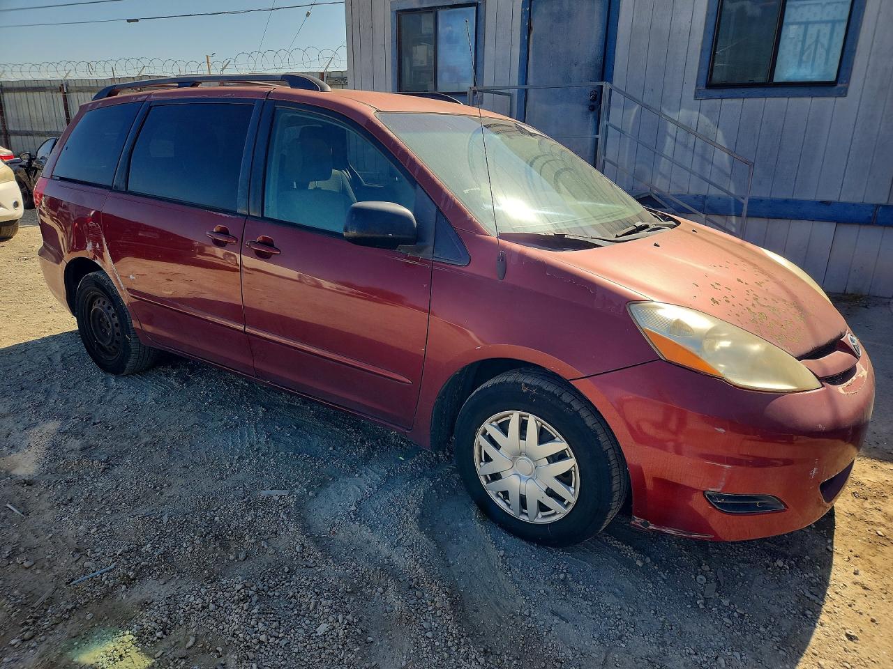 2009 Toyota Sienna Le 8-passenger Red vin: 5TDZK23C49S249608