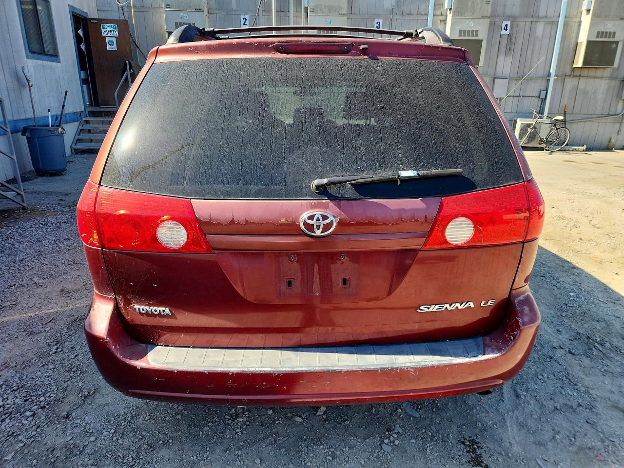 2009 Toyota Sienna Le 8-passenger Red vin: 5TDZK23C49S249608