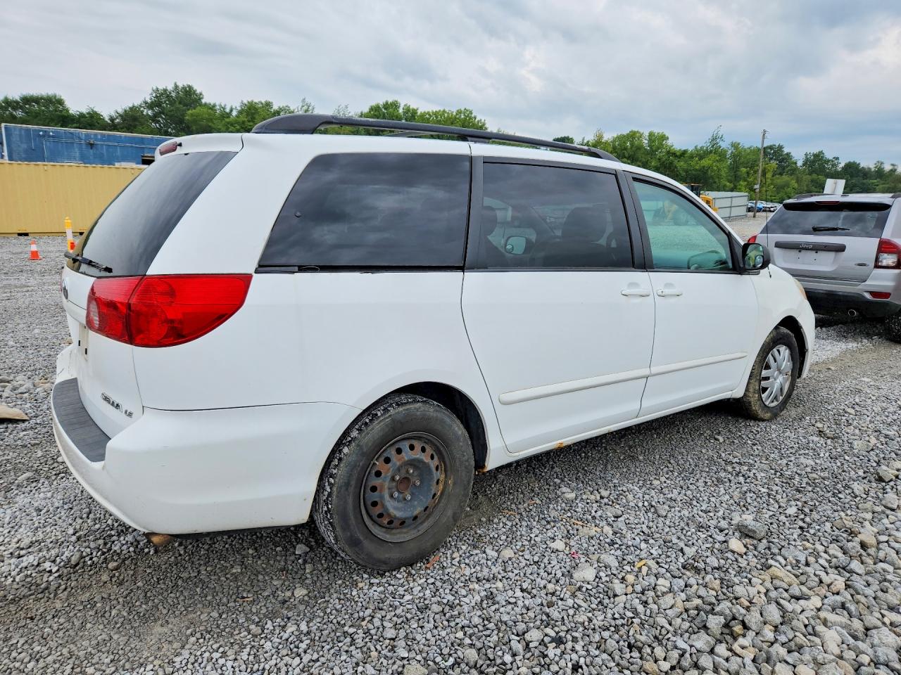 2009 Toyota Sienna Le 8-passenger White vin: 5TDZK23C49S265534