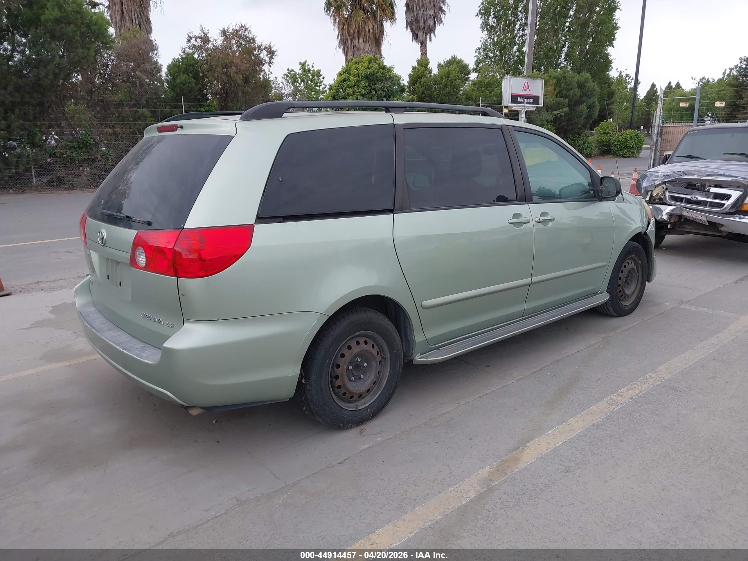 2007 Toyota Sienna Le Green vin: 5TDZK23C57S013093
