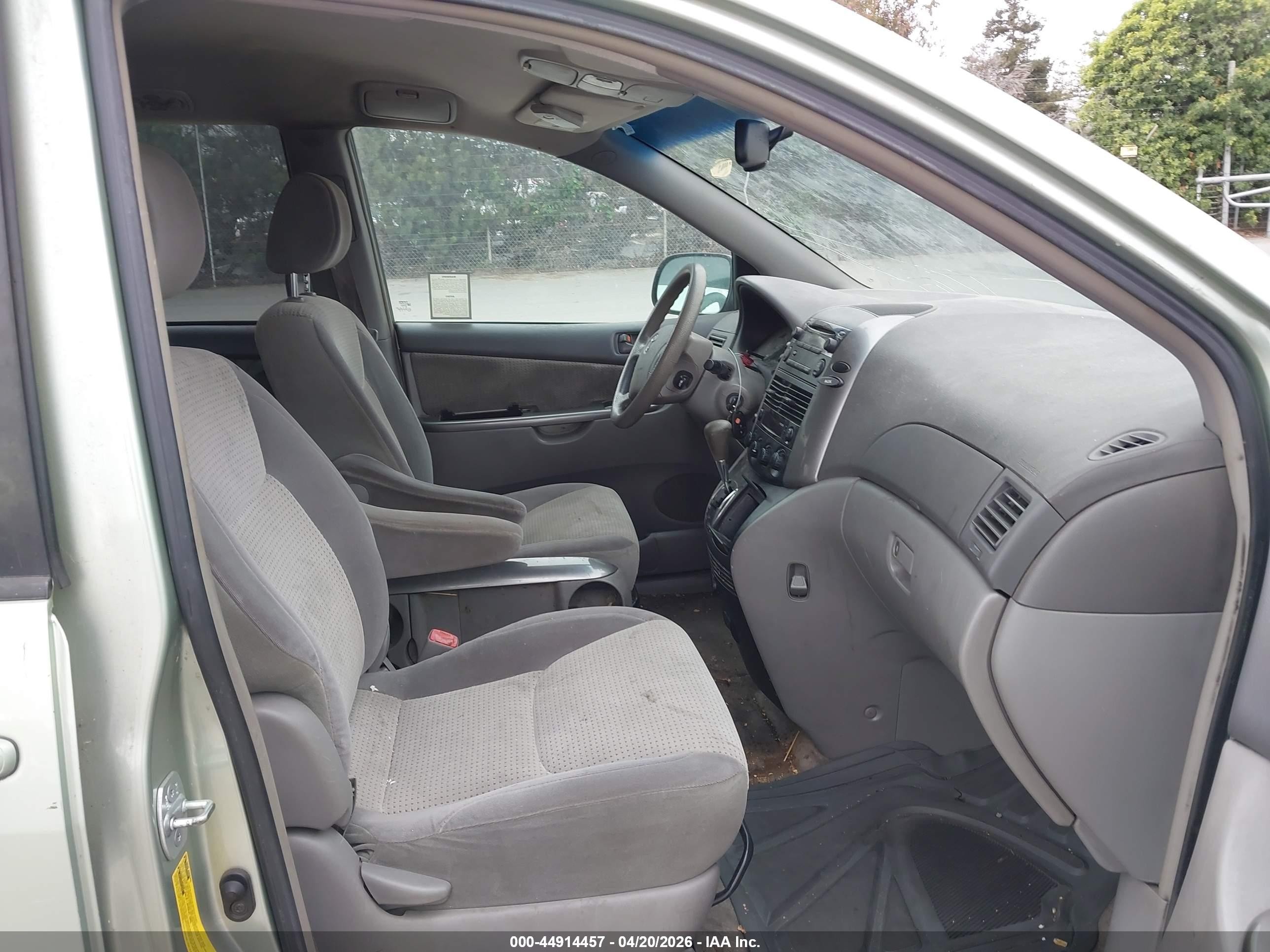 2007 Toyota Sienna Le Green vin: 5TDZK23C57S013093