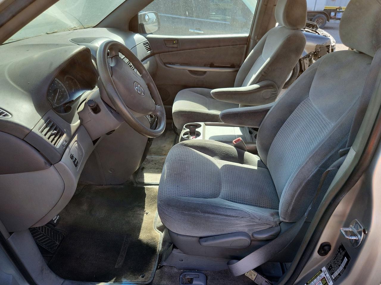 2007 Toyota Sienna Ce 7-passenger Silver vin: 5TDZK23C57S040097