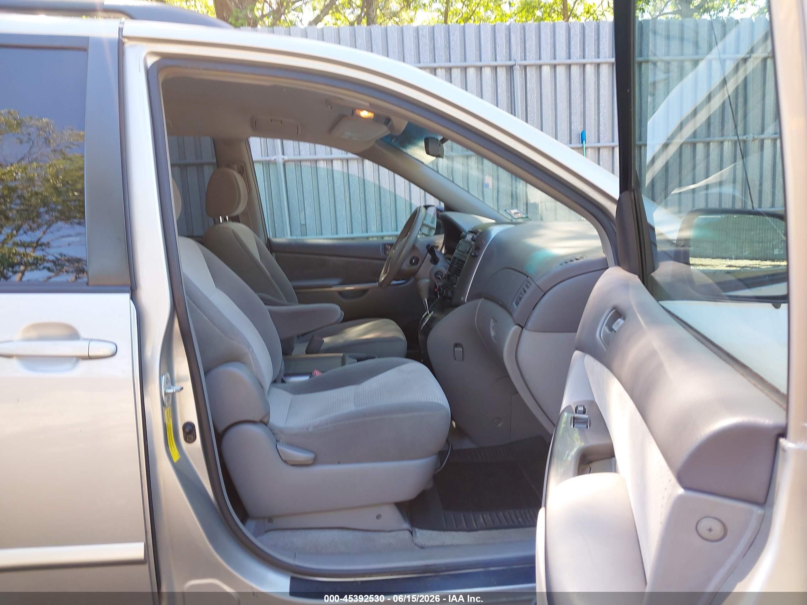 2007 Toyota Sienna Le Серебряный vin: 5TDZK23C57S061676