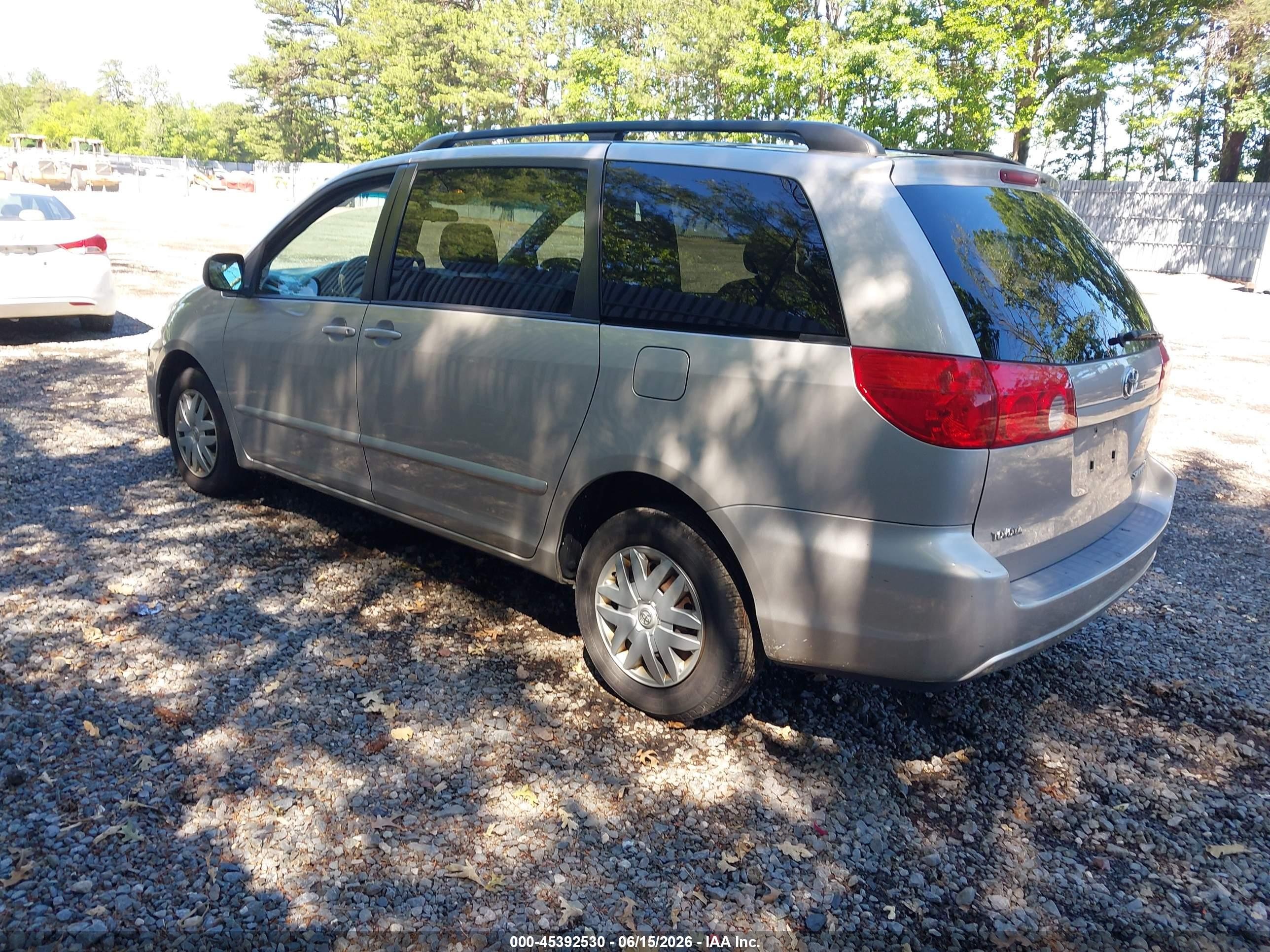 2007 Toyota Sienna Le Серебряный vin: 5TDZK23C57S061676