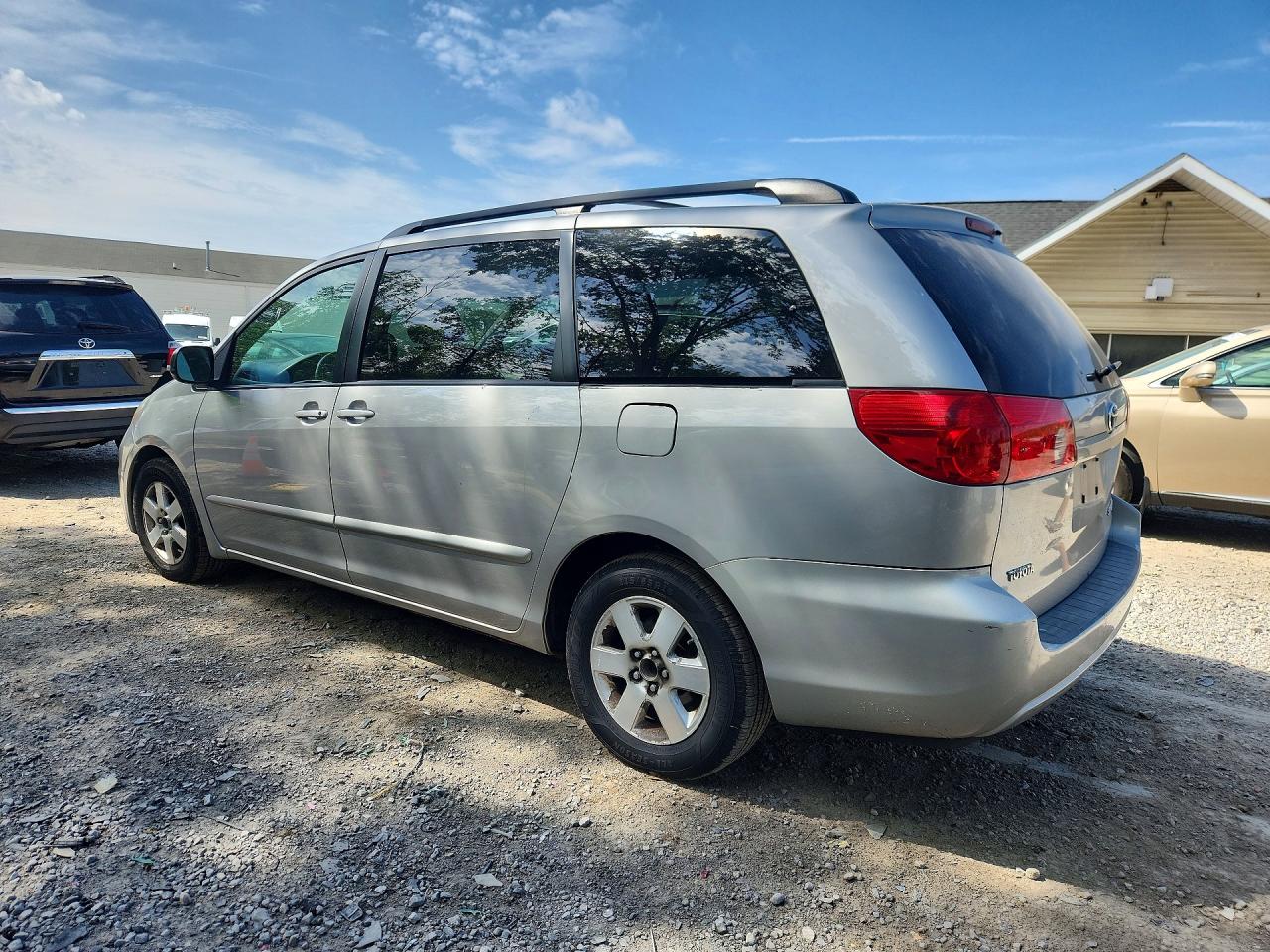 2008 Toyota Sienna Le 7-passenger Silver vin: 5TDZK23C58S143571