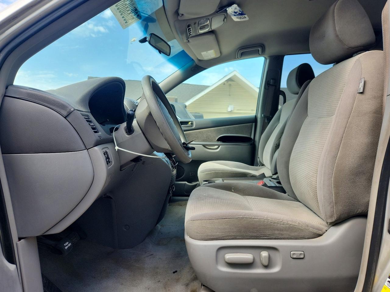 2008 Toyota Sienna Le 7-passenger Silver vin: 5TDZK23C58S143571