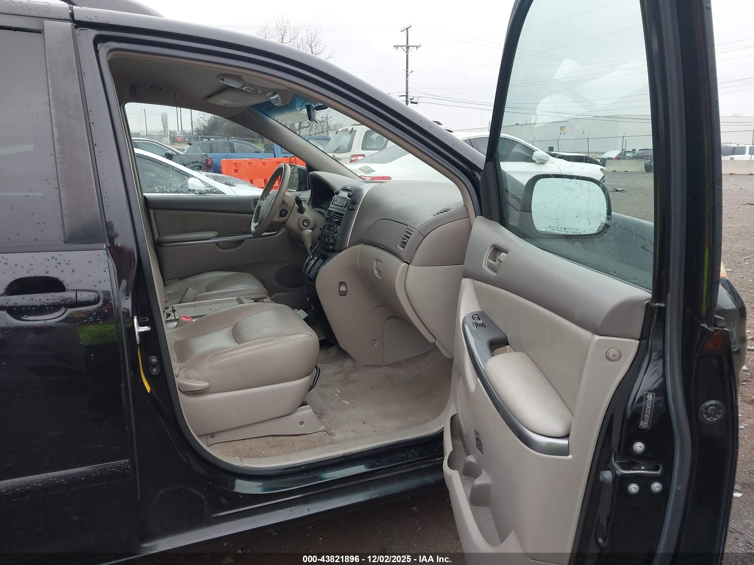 2008 Toyota Sienna Le Black vin: 5TDZK23C58S170835