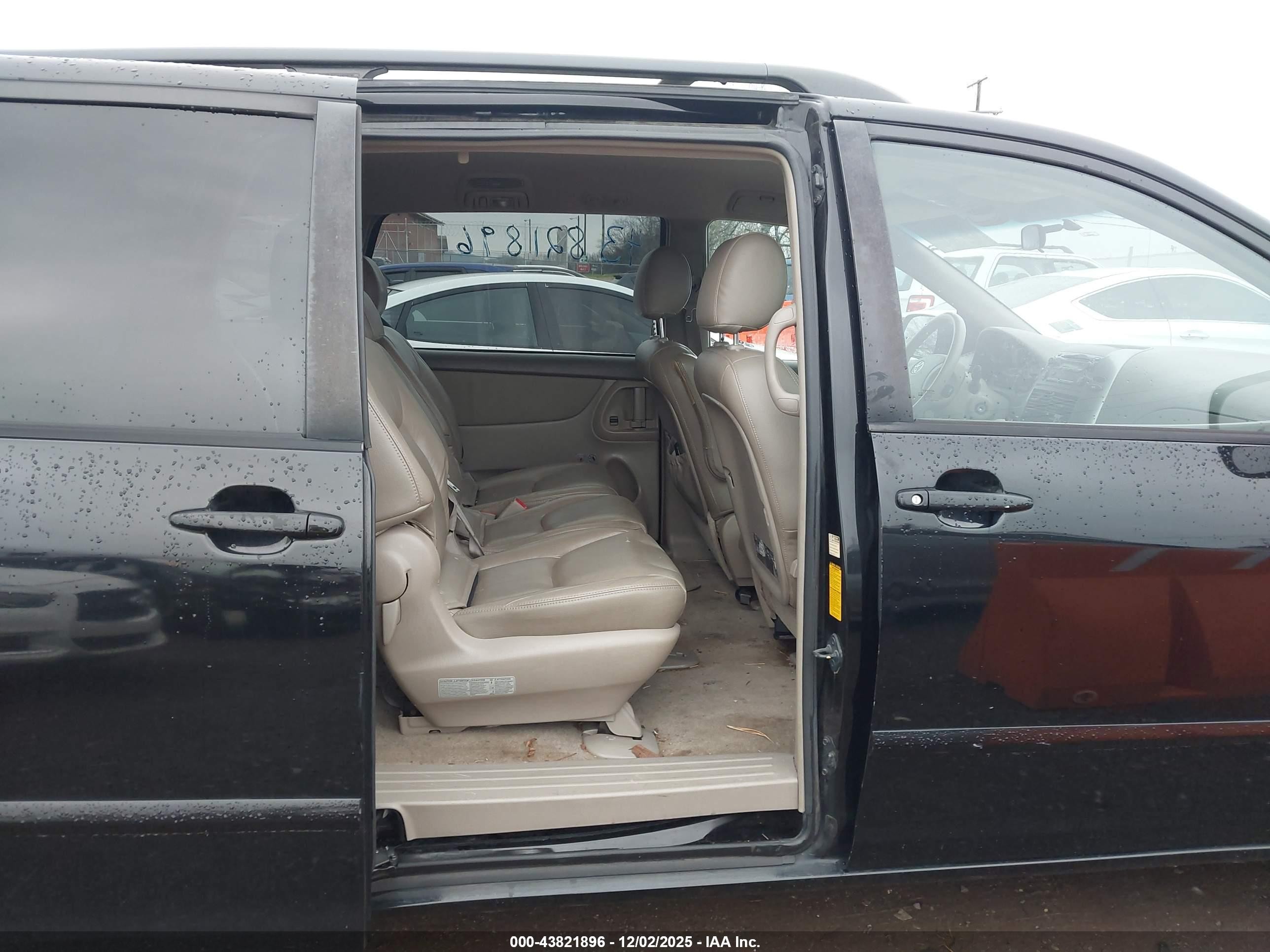 2008 Toyota Sienna Le Black vin: 5TDZK23C58S170835
