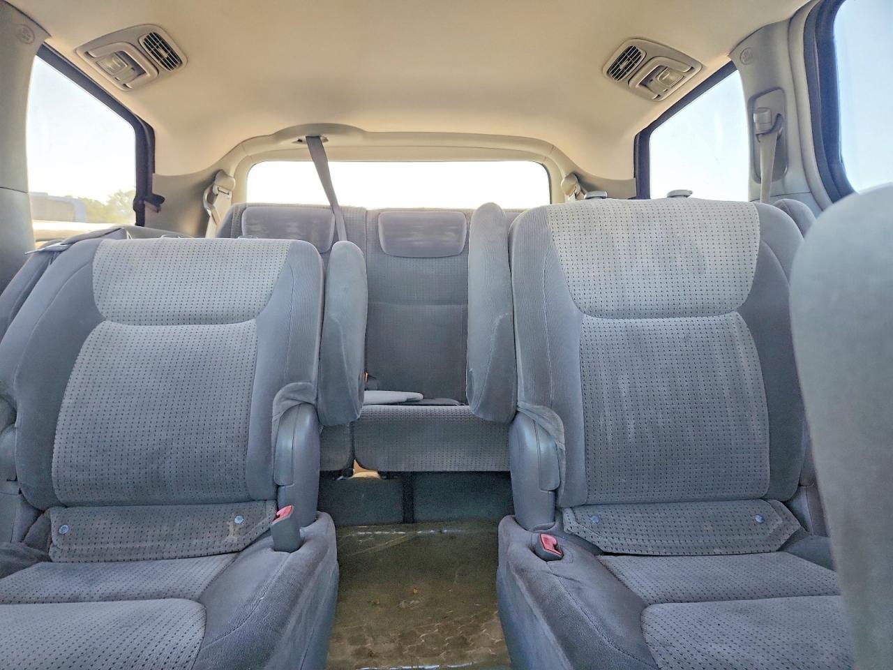 2008 Toyota Sienna Le 7-passenger Silver vin: 5TDZK23C58S187022