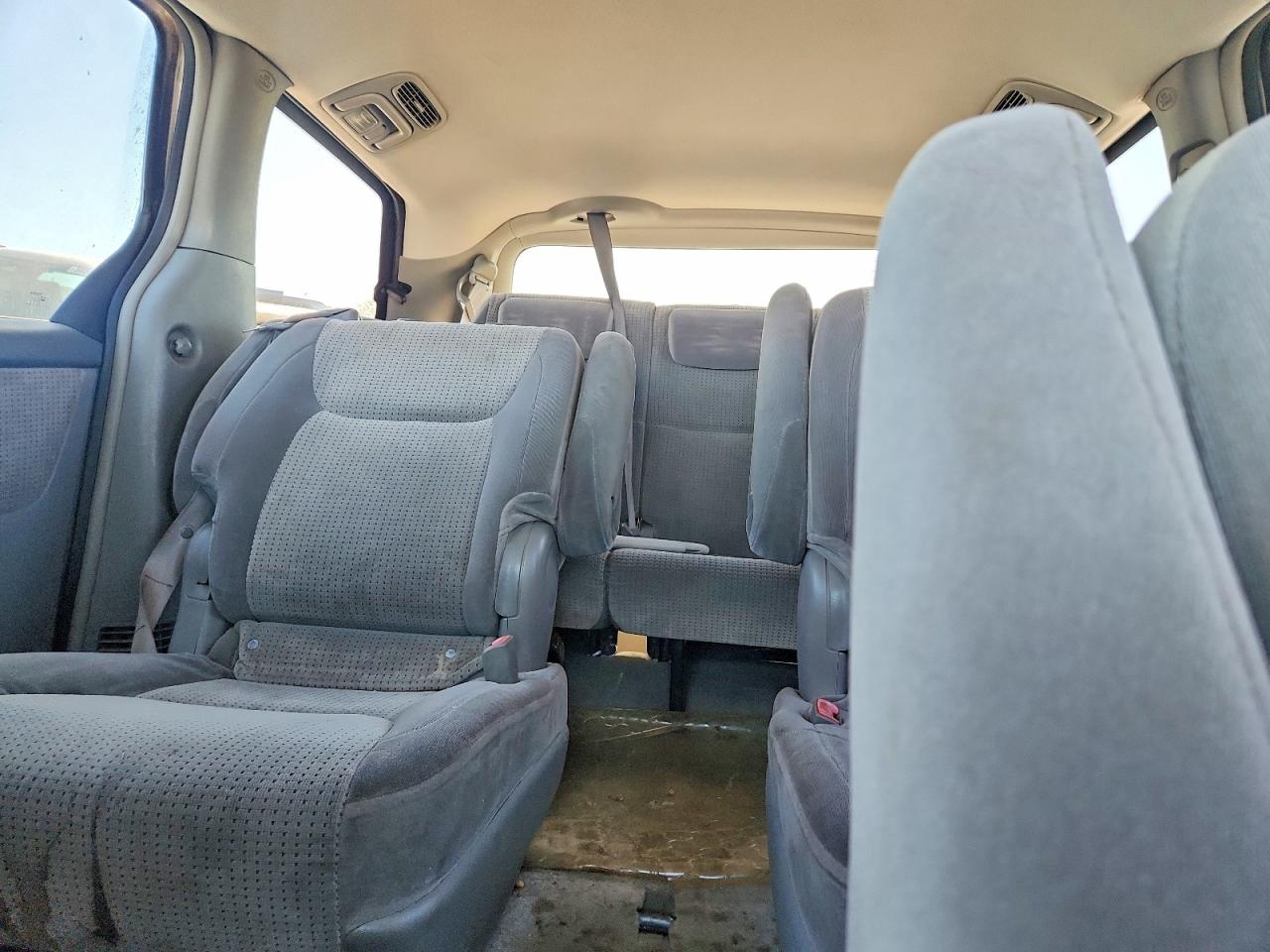 2008 Toyota Sienna Le 7-passenger Silver vin: 5TDZK23C58S187022