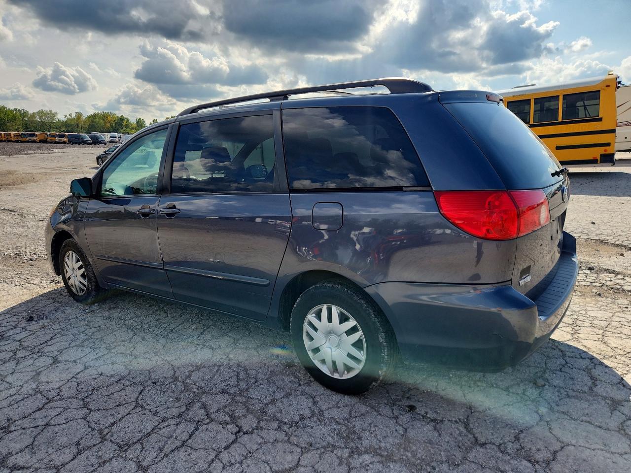 2008 Toyota Sienna Le 8-passenger Серый vin: 5TDZK23C58S207947