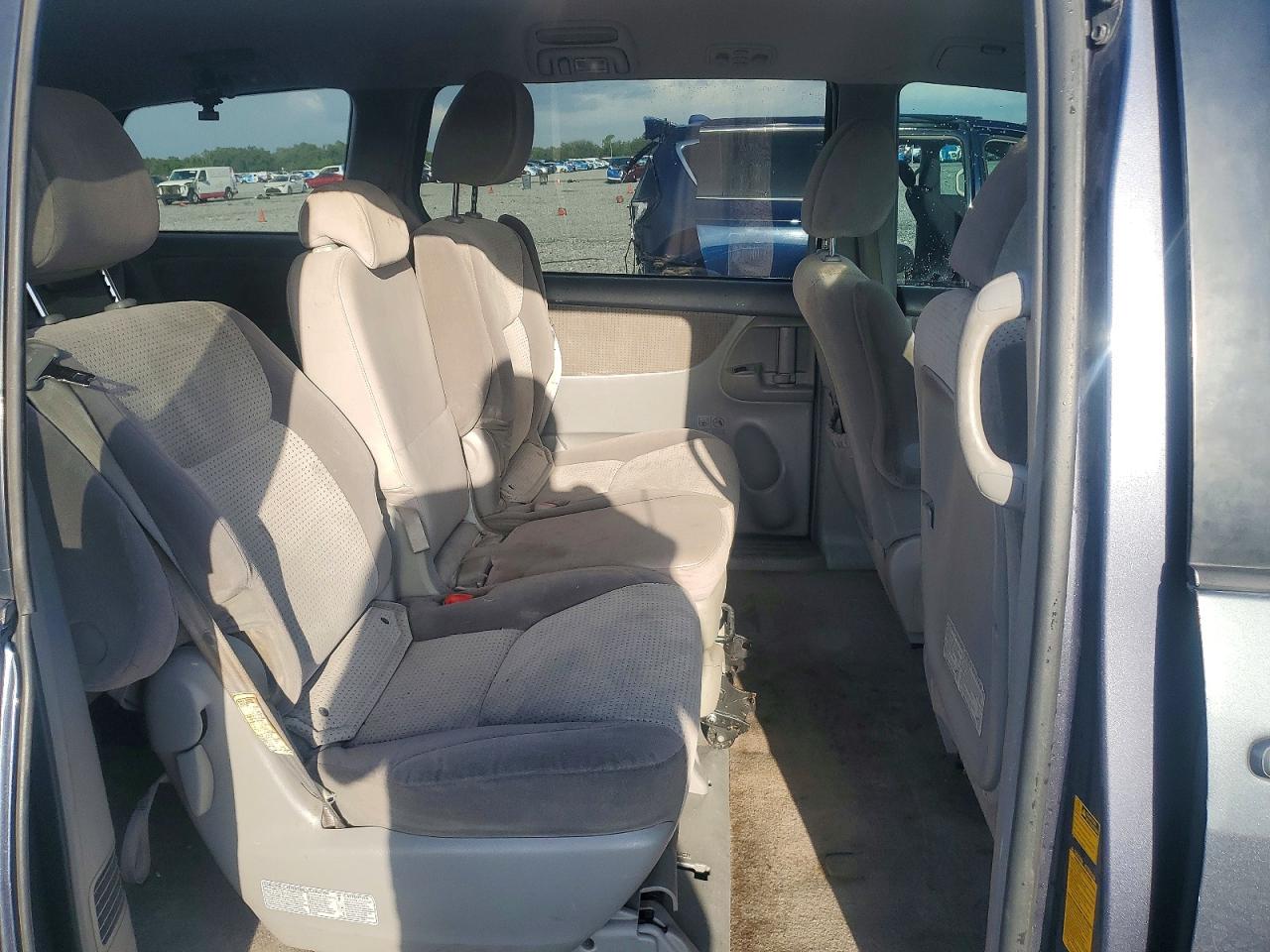2009 Toyota Sienna Le 7-passenger Gray vin: 5TDZK23C59S238018