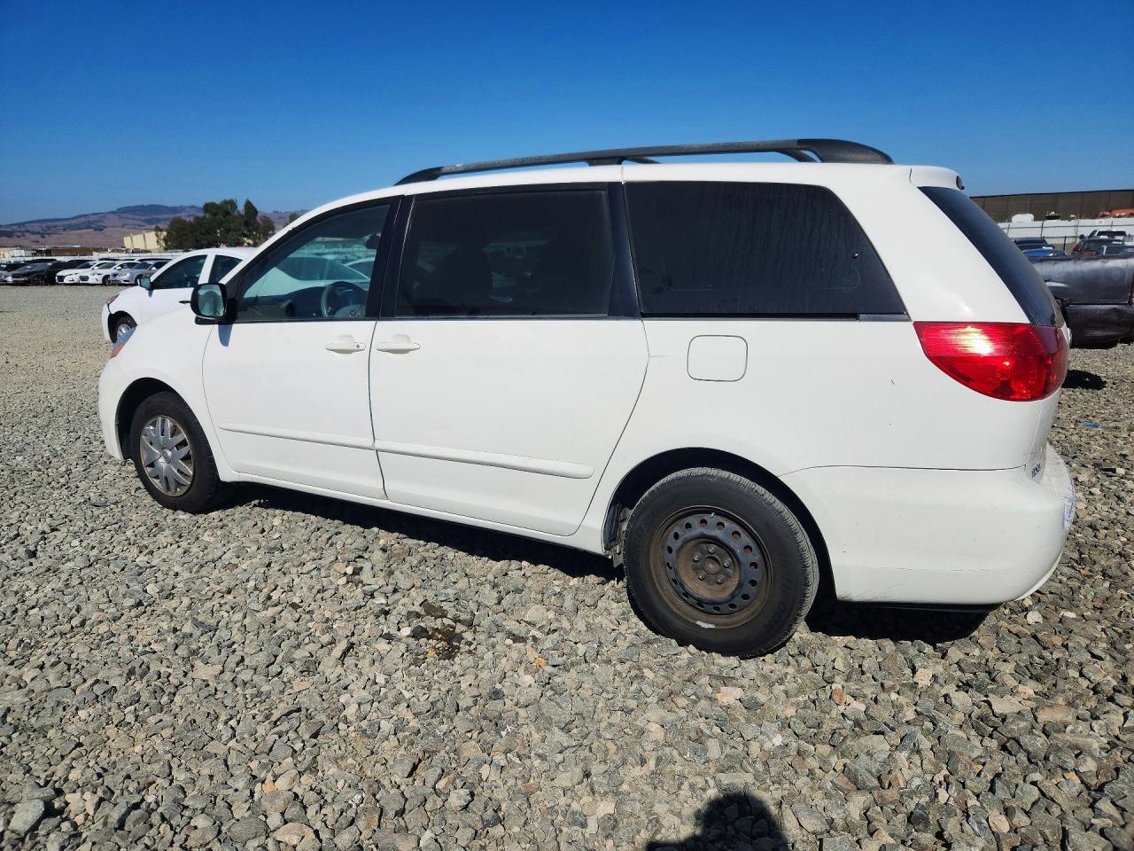 2007 Toyota Sienna Ce 8-passenger White vin: 5TDZK23C67S033076