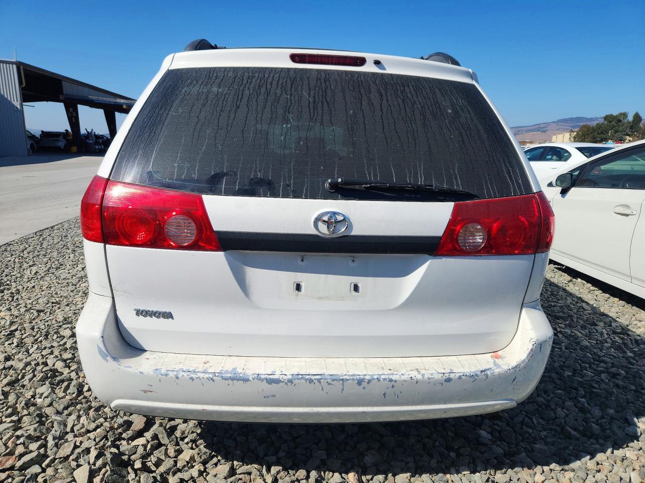 2007 Toyota Sienna Ce 8-passenger White vin: 5TDZK23C67S033076